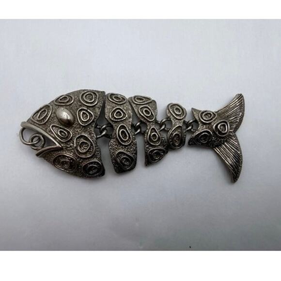 Vintage 70s Signed JJ Jonette Jewelry Articulated Fish Pendant Silver Tone - Picture 1 of 6